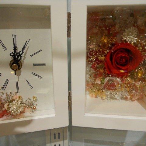真っ赤なバラと宝石をちりばめたような華やかな時計付フレーム