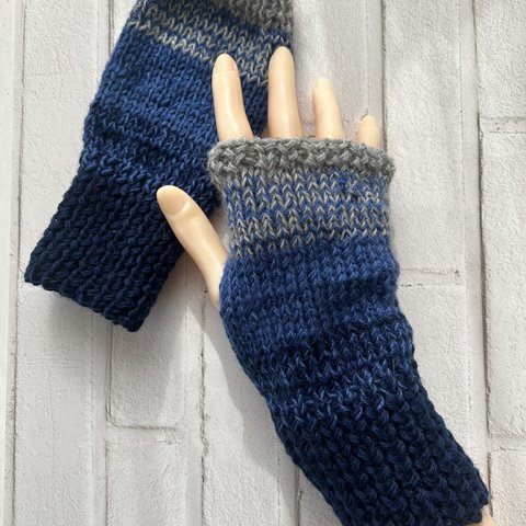 手編みの指なしハンドウォーマー　寒色ブルー系のグラデ―ション　冬の夜空