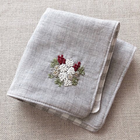 刺繍ハンカチ　赤と白い花のブーケ