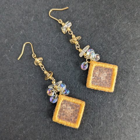 ひかりのゆりかご 〜Soleil〜　きらきらと光を集める刺繍の耳飾り