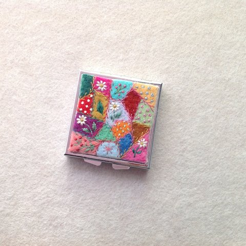 リネンと刺繍のクレイジーキルト風ピルケースA  square