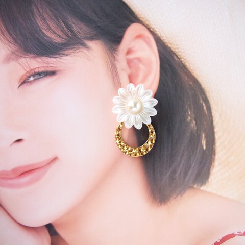 白いお花と大きな金環のピアスピアス/イヤリング(K１６GPピアス/K１６GPイヤリング)