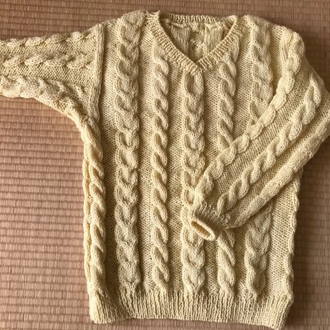 Vネックの縄編みセーター