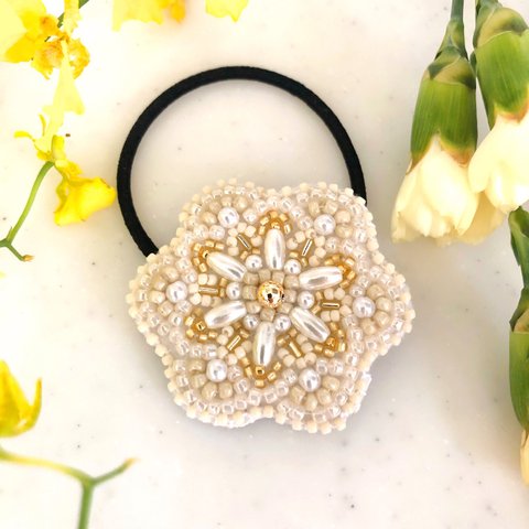 【ナチュラルなお花が咲くヘアゴム】ビーズ刺繍　お花　結婚式やお呼ばれのヘアアレンジに　パール　ヘアアクセサリー　