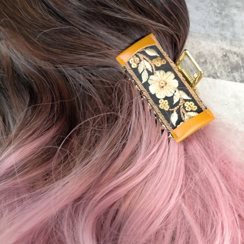 インド刺繍リボンのバンスクリップ　ブラック　ライトブラウン　フェイクレザー　花柄　ヘアアクセ　髪飾り　可愛い