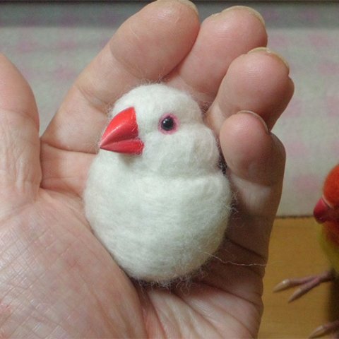 マグネット/ブローチ どちらか選択   白文鳥　羊毛フェルト　小鳥マカロン(？) ☆クチバシの色相談可能   受注作成