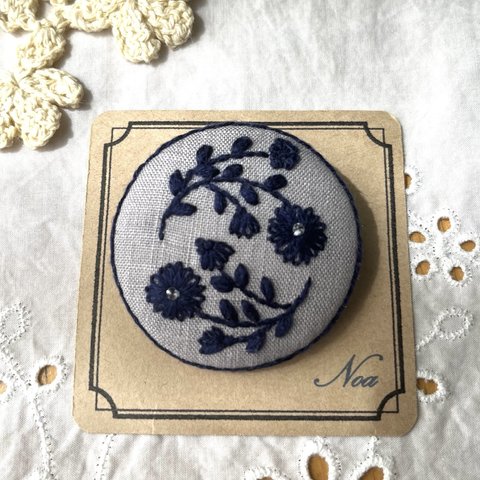 紺色の花　刺繍ブローチ