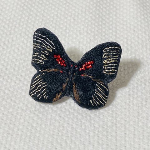 刺繍ブローチ　クロオオムラサキ