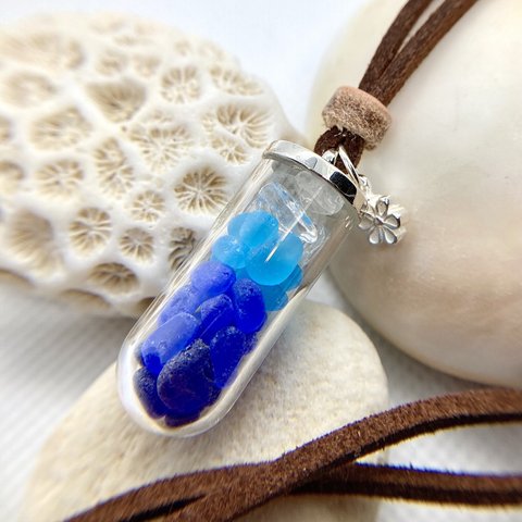 青のグラデーションシーグラスと高級水晶細石のネックレス(太)(花)