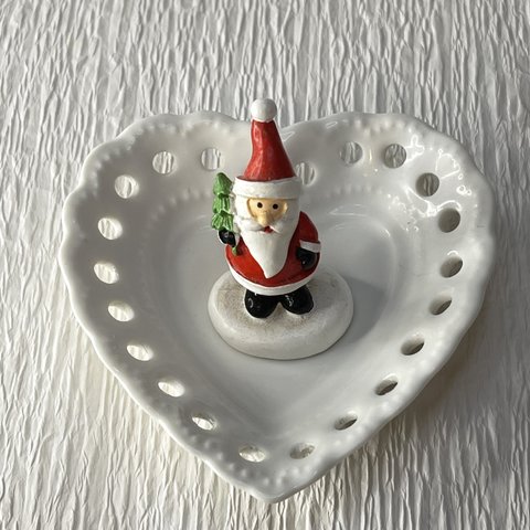 サンタクロースのついたハートの白陶器のクリスマス飾りが出来ました。