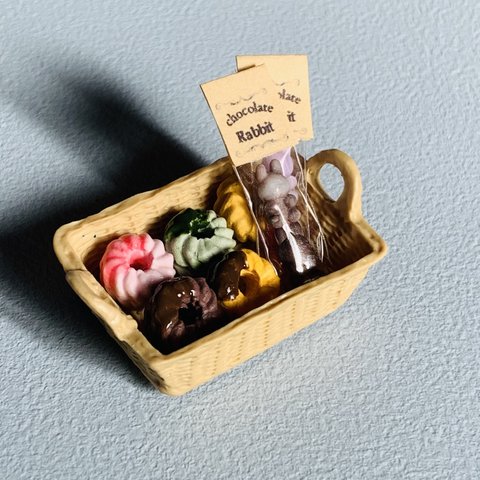 【再販】 フレンチクルーラー と ウサギ チョコ の かご 入り マグネット