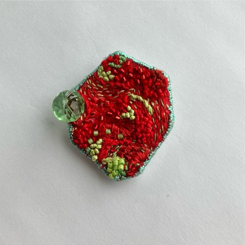 "タカッケイ刺繍ブローチ "〜suika red and green〜