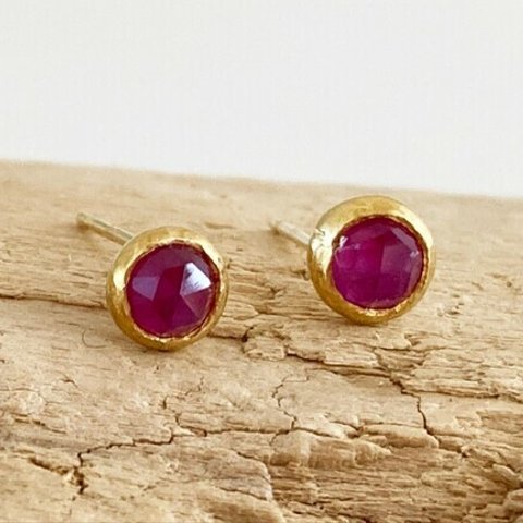 ◇ローズカット天然ルビー 4ｍｍスタッドピアス◇K24 Pure Gold+Natural Ruby