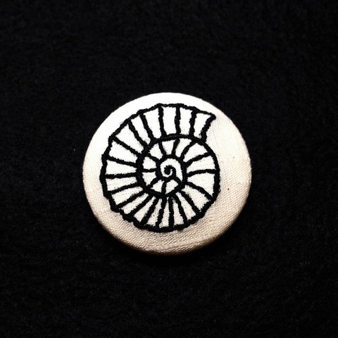 刺繍ボタンブローチ　「アンモナイト」