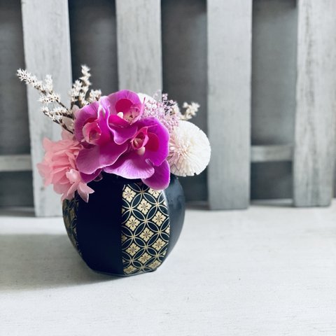 　華やかなピンク胡蝶蘭とマムの手毬柄の花器　ピンク　プリザーブドフラワー  開店祝い　結婚祝い　お誕生日　退職祝い　母の日　母の日ギフト　母の日アレンジ　母の日　フラワーギフト　母の日