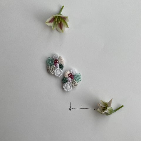 【シカラム】ビーズ刺繍　ビーズピアス　刺繍　刺しゅう　フラワー  刺繍ピアス　刺繍イヤリング　モーブ