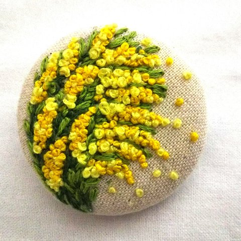 刺繍ブローチ 揺れるミモザの花（中型）