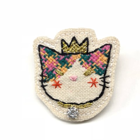 猫刺繍ブローチ・顔②王冠