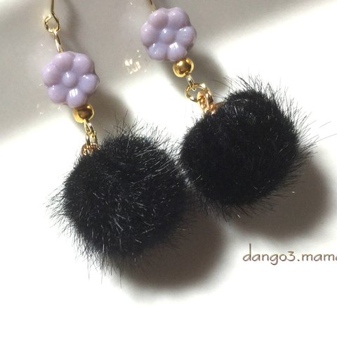 300円☆ファーボールチャーム(ブラック)☆お花のピアス/イヤリング