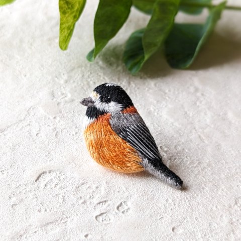 ヤマガラの刺繍ブローチ　鳥　ブローチ