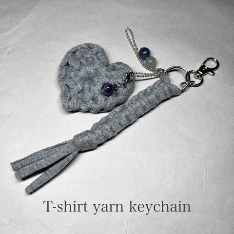 T-shirt yarn keychain 12 / Tシャツヤーンキーホルダー 12：アメジスト・ソーダライト・クラウディクォーツ 8mm