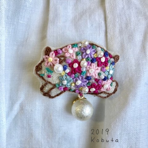 🌸🐗福華うりぼうのほっこり刺繍ブローチ