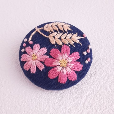 コスモスの刺繍ブローチ