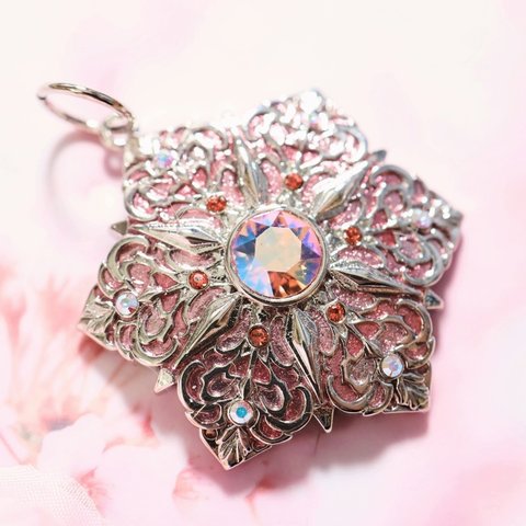 【Holyflake Amulet（Sakura Jewel）】ラッキーモチーフのお守りネックレス💎　(手鏡とポーチ付き）オリジナルパーツ使用