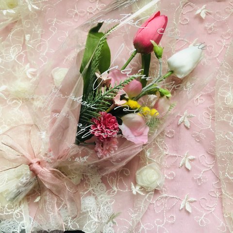 送料無料　母の日ギフト割　ピンク　ホワイトのチューリップ　ミニマムの花束