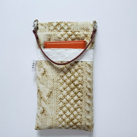 編み物みたいなふわふわ　スマホポーチ・ベージュ　持ち手付き　バネ口ポーチ(12cm)・ポケット付き　