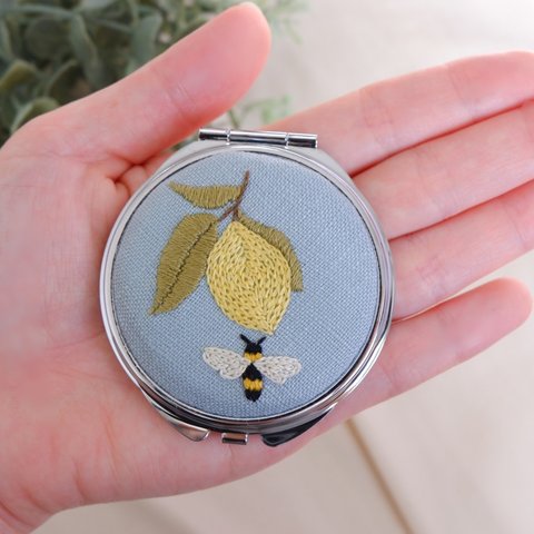 レモンとミツバチの手刺繍コンパクトミラー