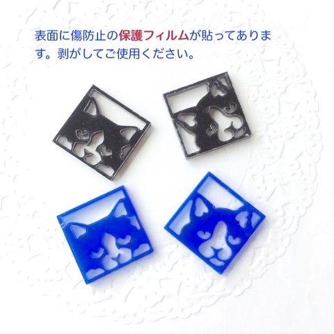 【送料84円／２匹セット】こちらを見つめる　猫　四角いアクリルパーツ（黒　青　イヤリング　ペンダント などに）