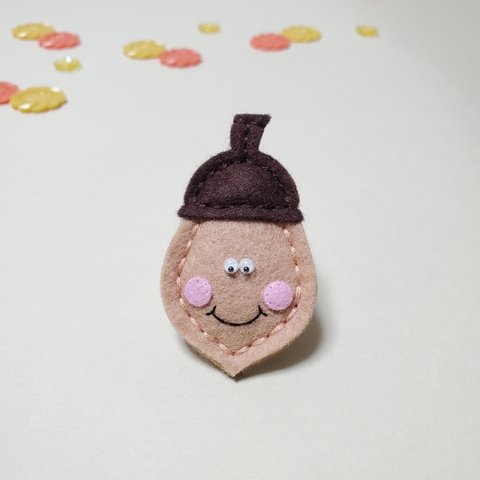 コロコロ♪どんぐりちゃん✽木の実ブローチ〈フェルト・刺繍・七色〉