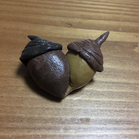 どんぐりのブローチ