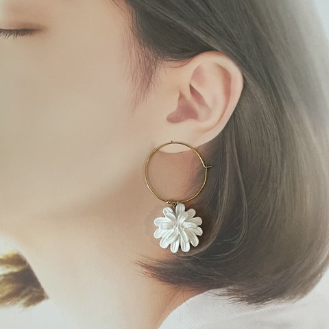 アロマ香る お花の揺れるフープピアス