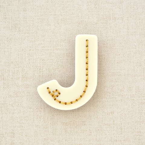 アルファベットのアクリルブローチ【J】