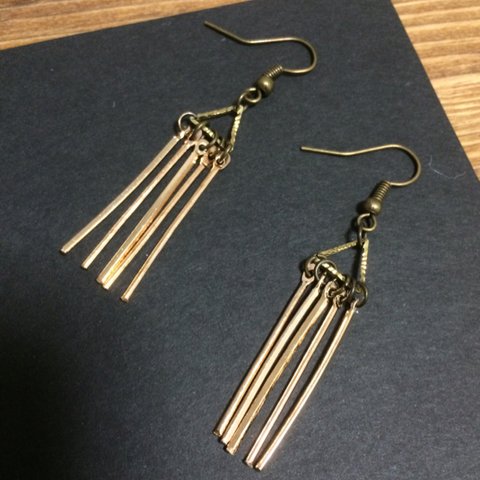 揺れるゴールドバーピアス