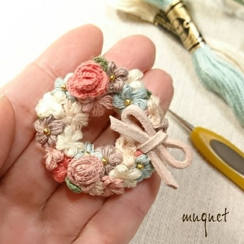 刺繍糸のバラと小花のブローチ❁ コサージュ