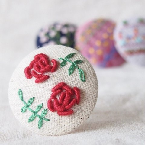 送料無料　刺繍ブローチ(綿麻) 赤い薔薇　ヘアゴム可 くるみボタン