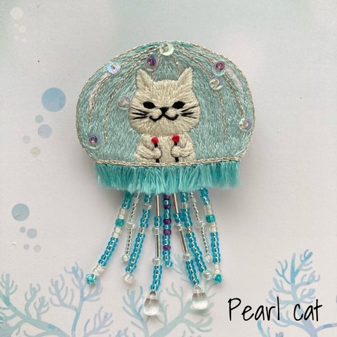 【再販】クラゲ潜水艇に乗る猫の刺繍ブローチ【白猫】