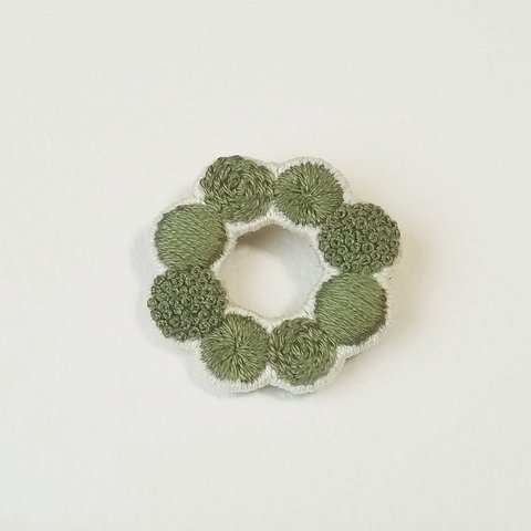 みどりの刺繍のリングブローチ