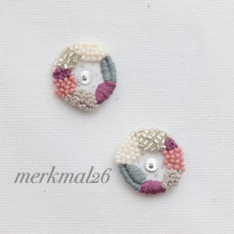 刺繍　イヤリング　丸　ビーズ　ピアス　スパンコール　花　いってんもの　一点物　個性的　個性　個性派　唯一無二　フレンチシック　カラフル　モチーフ　白　古着　古着系　ギフト　グレー　ヴィンテージライク