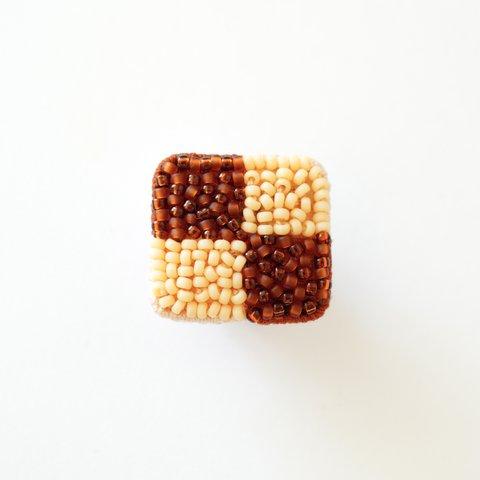 ビーズ刺繍のクッキーのピンバッジ(チェックアイスボックスクッキー/単品)　ビーズ刺繍ブローチ