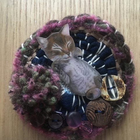眠り猫とアンティークボタンの秋色ブローチ