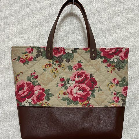 Red roses in beige  トートバッグ　キャスキッドソン