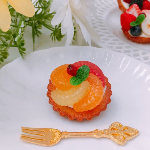 爽やかシトラスのタルトブローチ☆誕生日☆フェイクスイーツ☆フェイクケーキ☆フェイクタルト☆食品サンプル☆スイーツデコ☆クレイケーキ