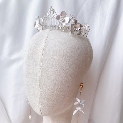 水晶と花のティアラ　真鍮　小枝　ティアラ　花　フラワー　結婚式　ブライダル　ウェディング　ヘッドドレス　ヘアアクセサリー　成人式