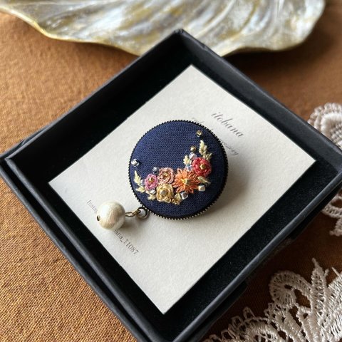 芸術を身にまとう。手刺繍とパールが輝く春の花々のブローチ