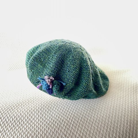 小さな花のブローチつきシンプルなベレー帽　グリーン