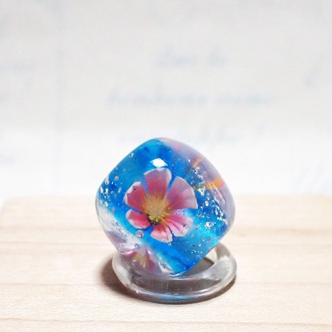 ≪ピンクのコスモスのとんぼ玉　ブルー　ハンドメイド　ガラス製≫